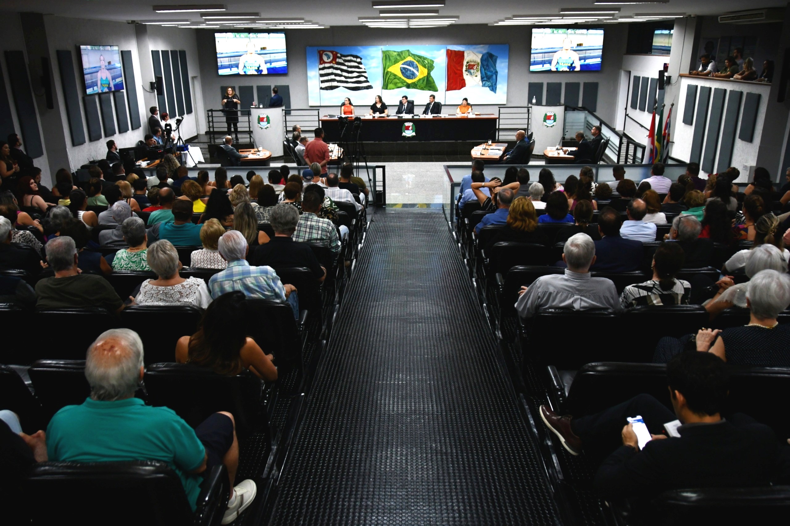 Vereadores entregam honrarias a 12 cidadãos na última sessão solene da legislatura