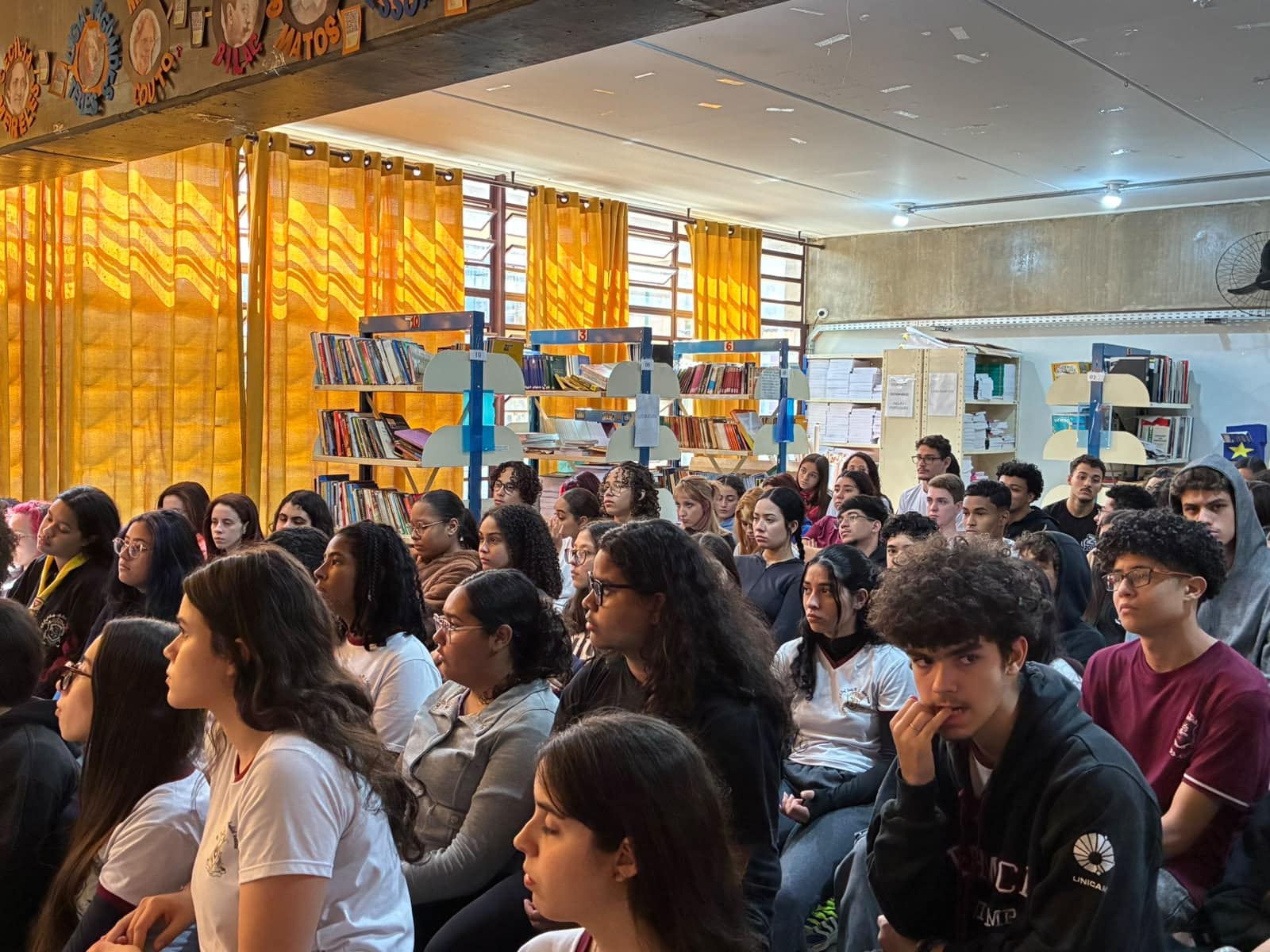 Oficinas preparam estudantes para eleições do Parlamento Jovem