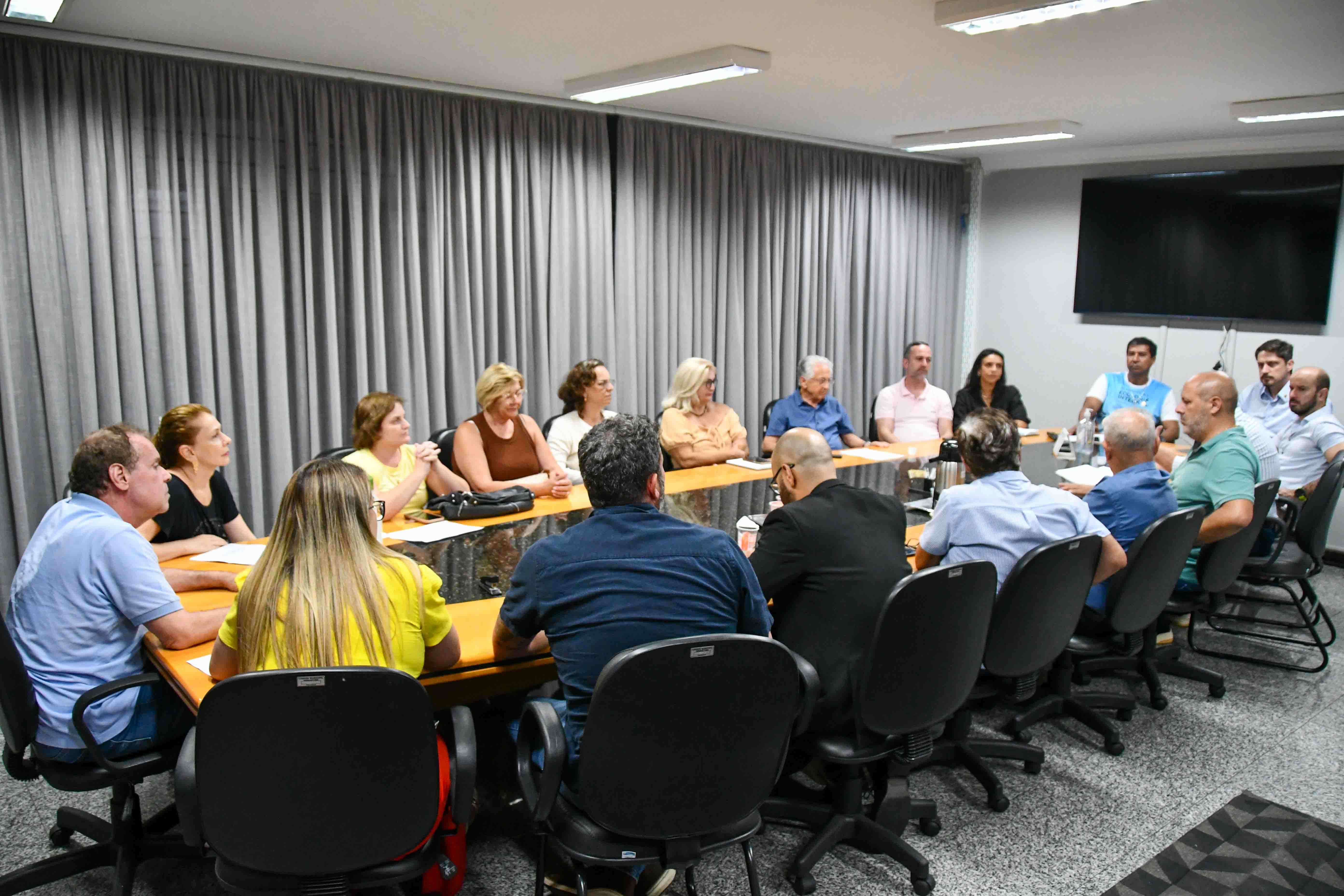 Aposentados da prefeitura pedem extensão de benefícios aos inativos