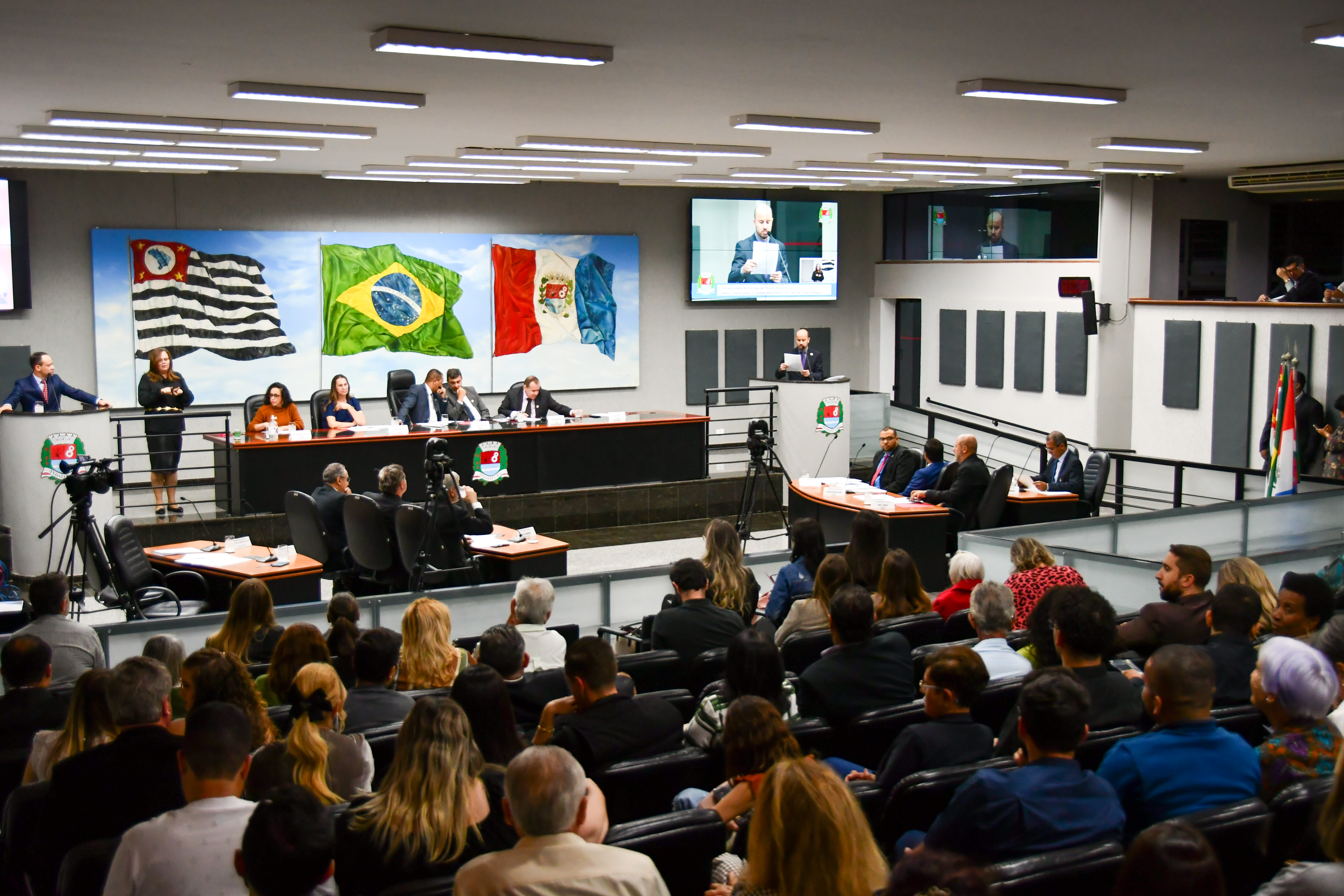 Em sessão solene, Câmara entrega títulos de “Cidadão Indaiatubano” e “Cidadão Benemérito”