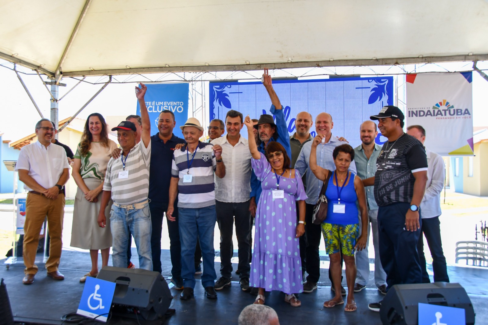 Moradores recebem as chaves das 40 casas da Vila dos Idosos “Luiz Carvalini”